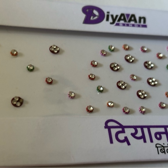 Large pack of diamond studded bindis, forehead gems - Picture 6 of 9